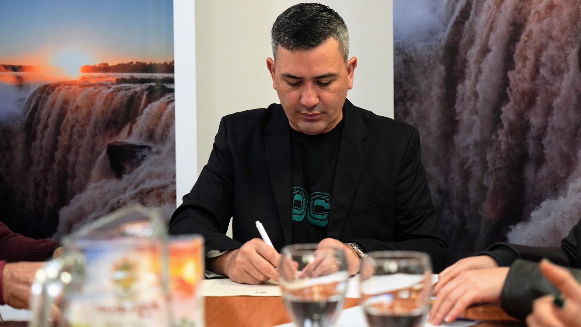 José María Arrúa, Ministro de Turismo de Misiones, en la firma del convenio.