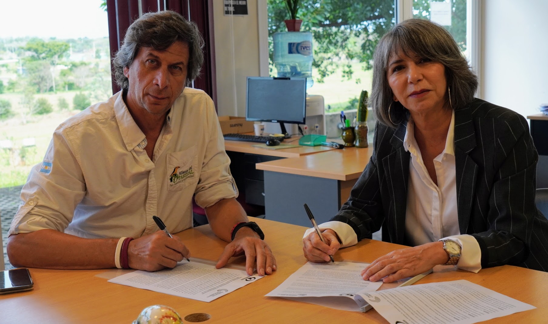 Hernán Casañas, Director Ejecutivo de Aves Argentinas, junto a Claudia Gauto, Presidente de la Sociedad del Conocimiento S.A.P.E.M. 